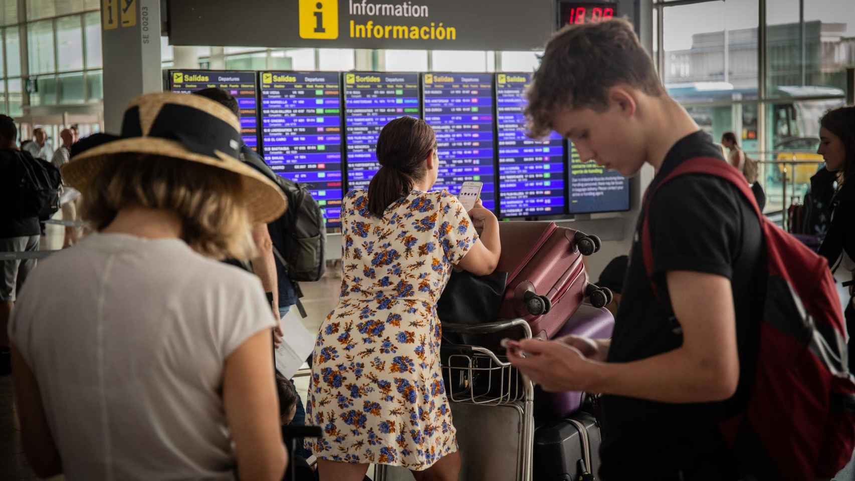 Varias personas esperando en el Aeropuerto de Barcelona-El Prat / EP