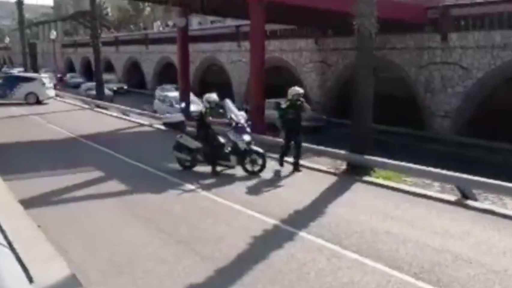 Agentes de la Guardia Urbana cortan uno de los laterales de la ronda Litoral / TWITTER ENDAVANT CIUTAT VELLA