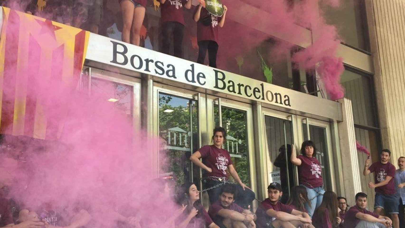 Jóvenes de Arran encadenados en la puerta de la Bolsa de Barcelona / ARRAN