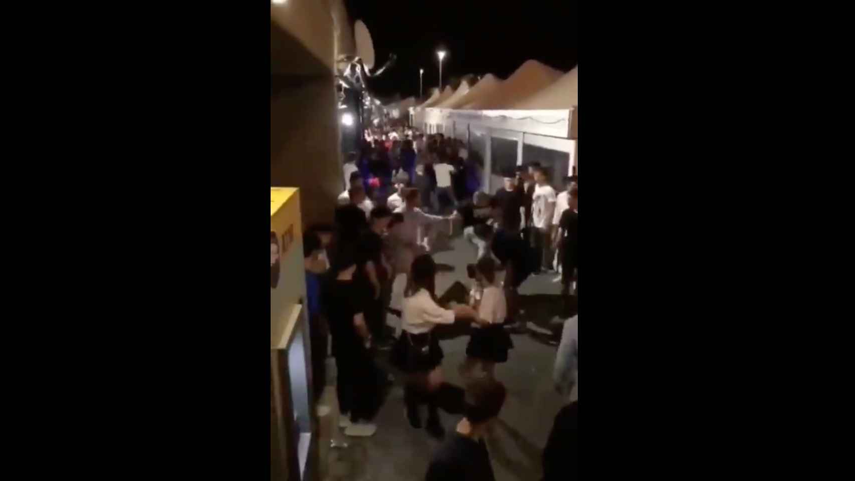 Una imagen de la agresión al joven chino en el Port Olímpic / TWITTER CPU POLICÍAS UNIDOS