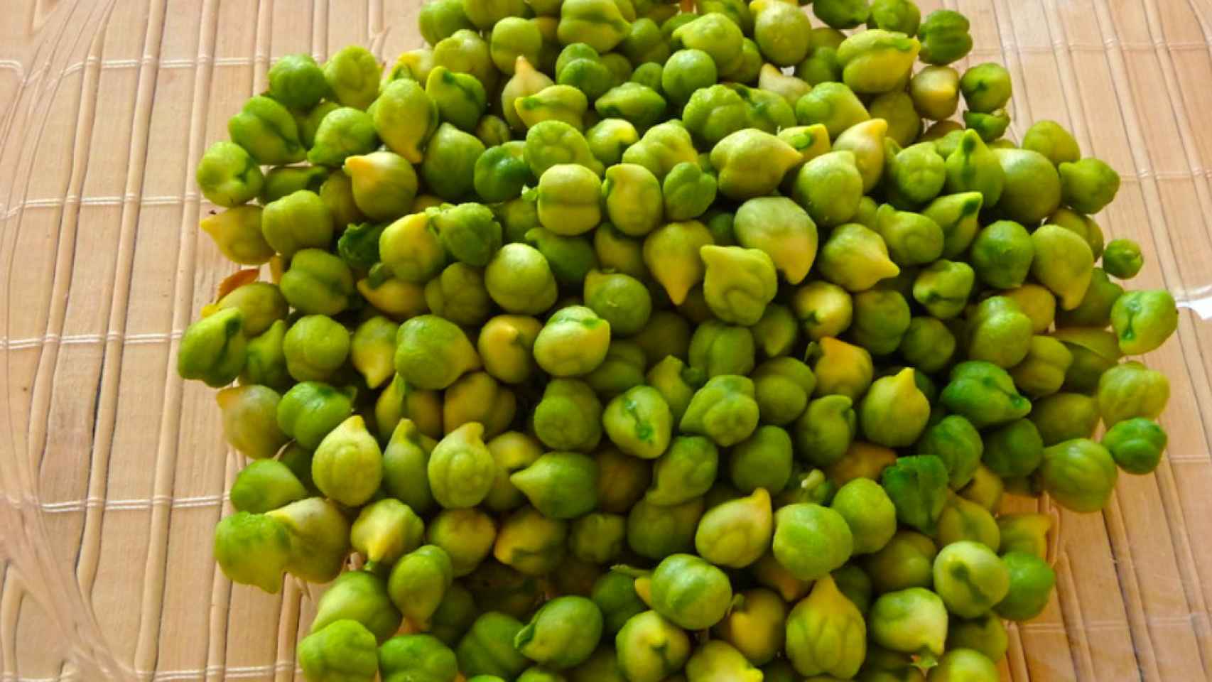 Un bol de cristal lleno de garbanzos verdes