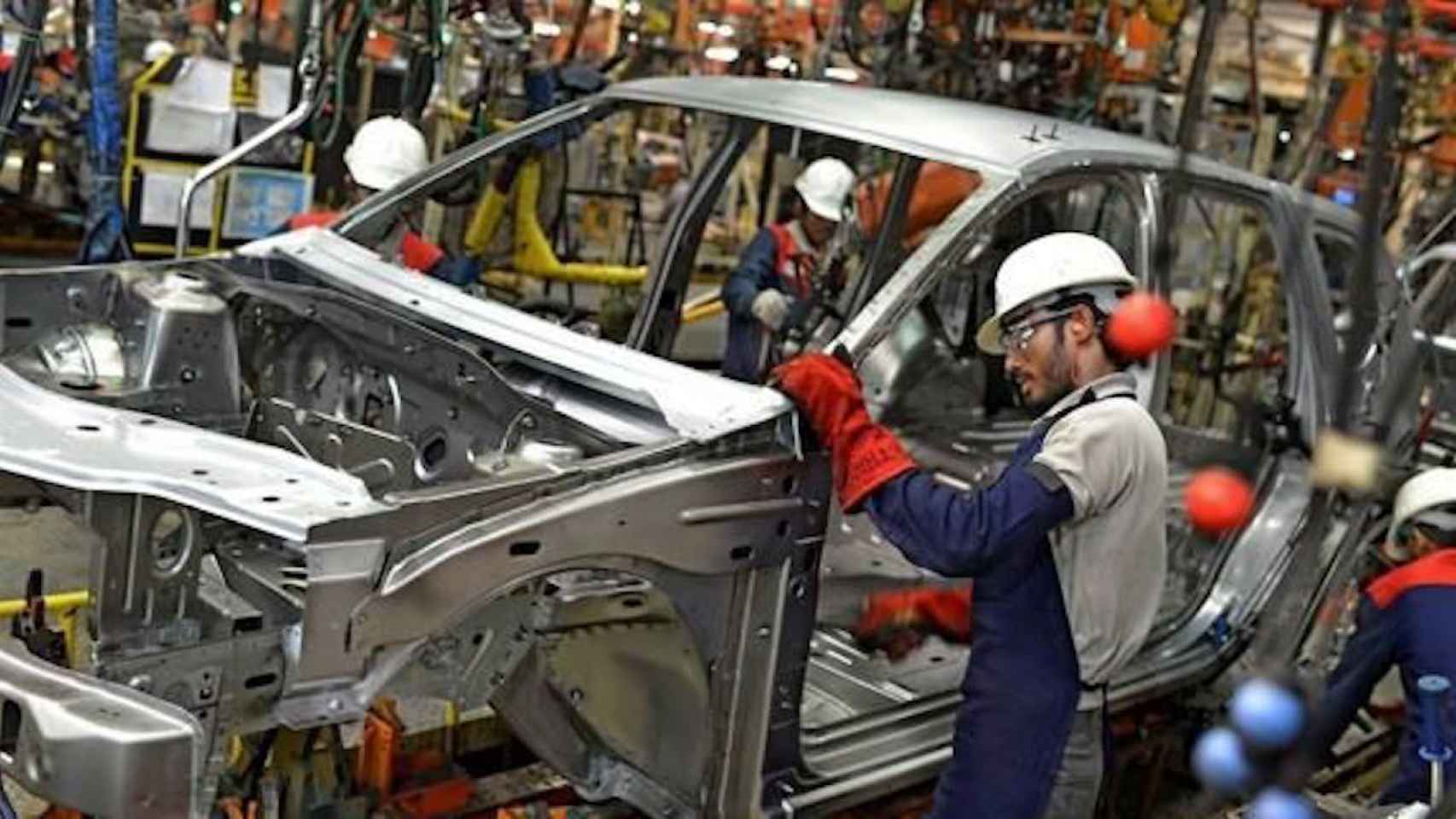 Unos operarios trabajan en la fabricación de un coche / MA