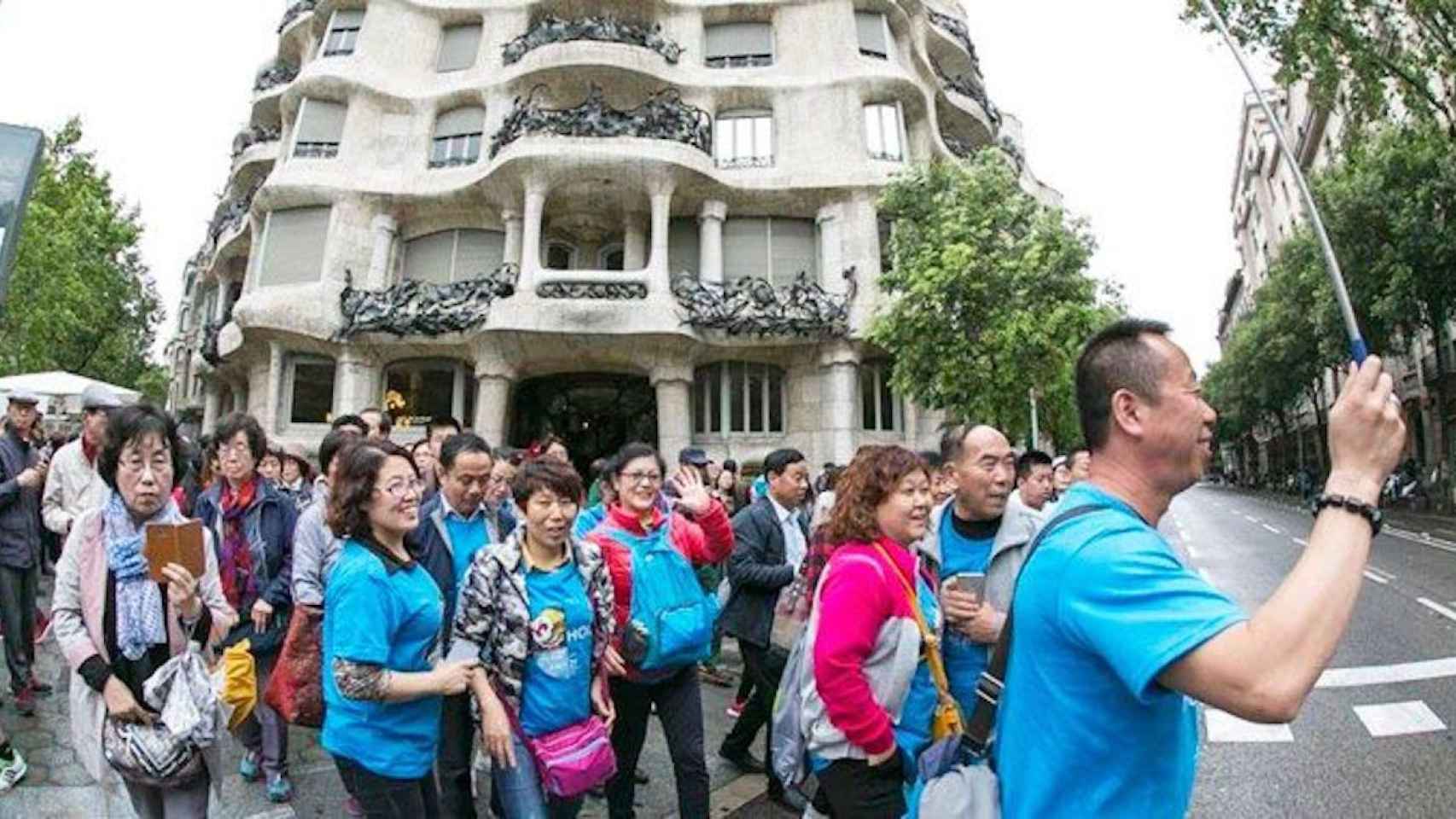 Un grupo de turistas frente a La Pedrera / EFE