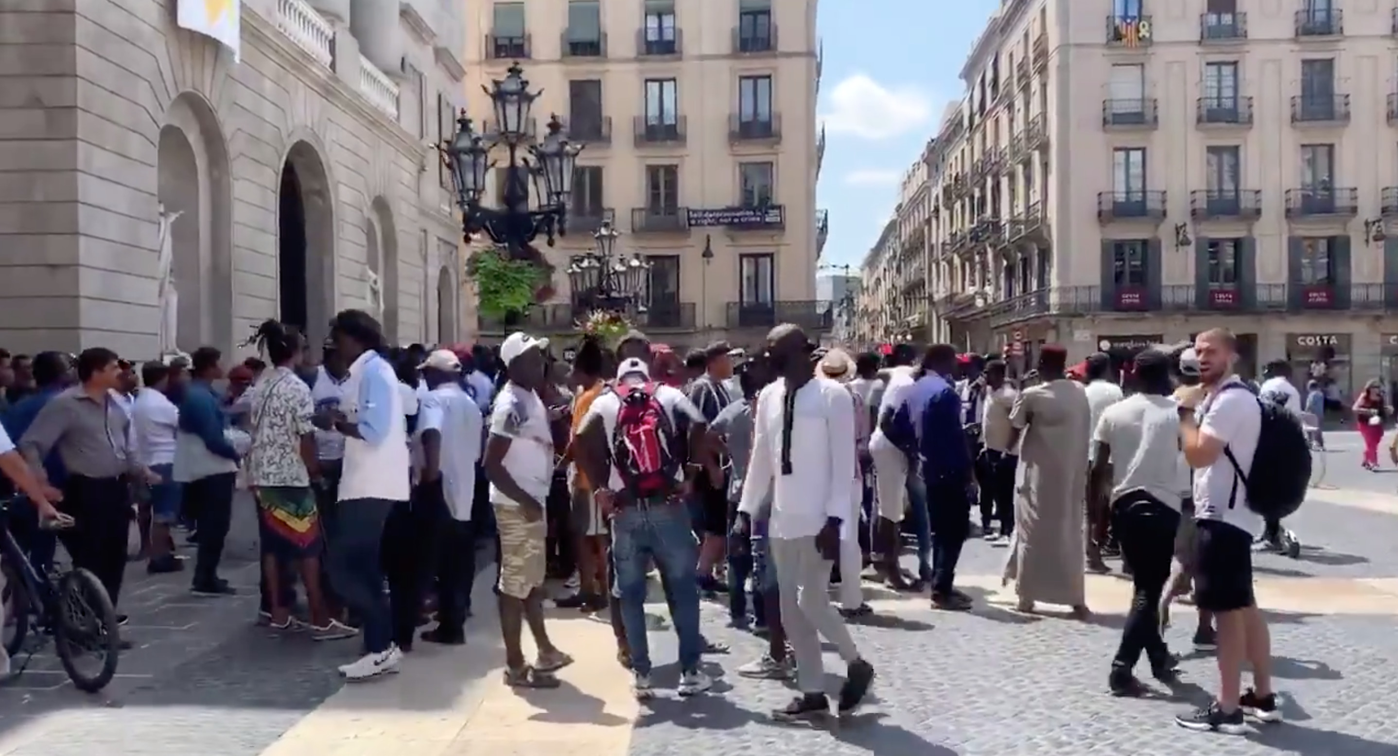 Los manteros protestan contra los dispositivos policiales