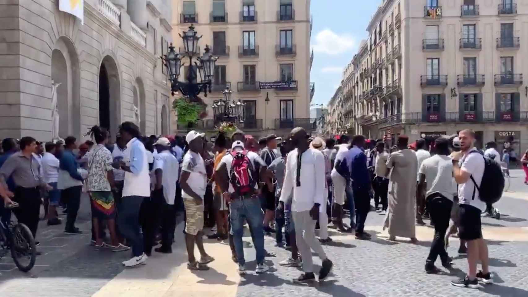 Los manteros protestan contra los dispositivos policiales por el top manta / TWITTER REBECA CARRANCO