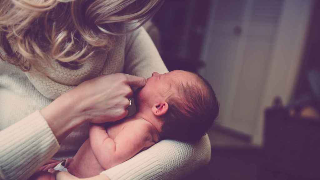 Una mujer con su bebé recién nacido