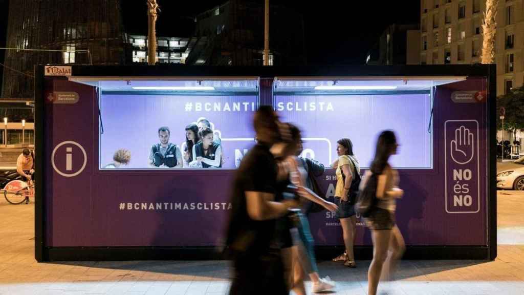 Imagen del estand fijo en la zona de ocio del Front Marítim para asesorar y denunciar acoso sexual / AYUNTAMIENTO DE BARCELONA