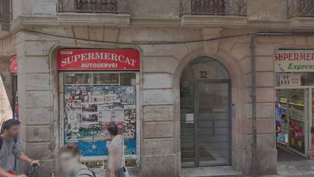 Dos de los comercios de la calle de Joaquim Costa que no podrán abrir por la noche / GOOGLE STREE VIEW