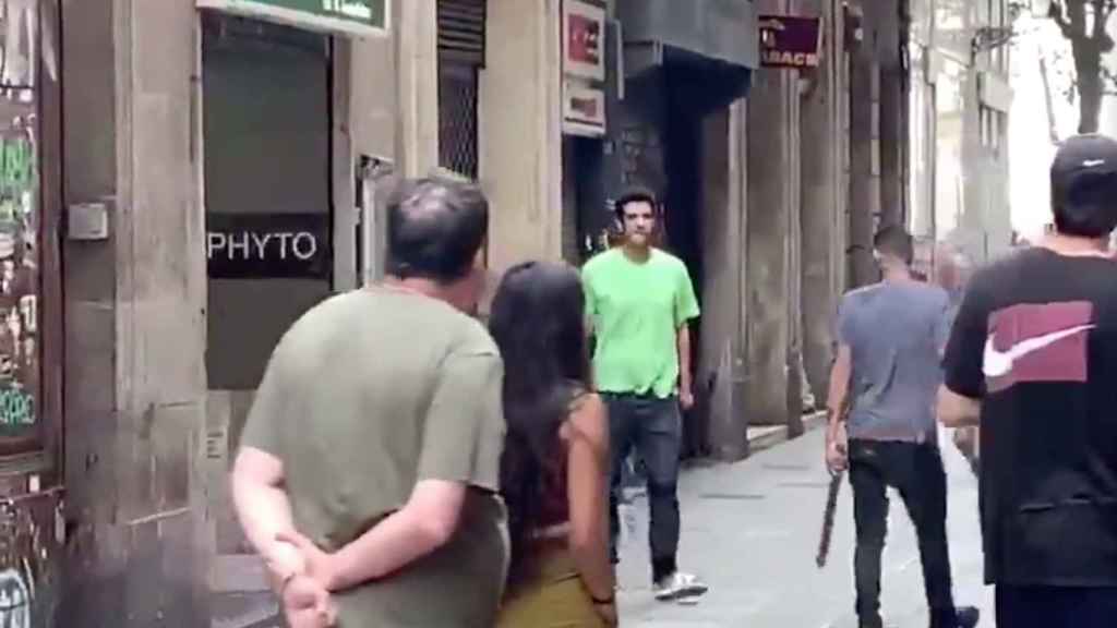 Los dos hombres se enfrentan en el Gòtic en una pelea / BCN HELPERS