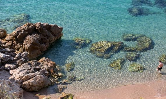 Playa de Les Roques, ubicada en Calella