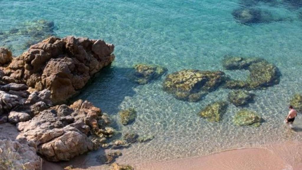 Playa de Les Roques, ubicada en Calella