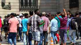 Decenas de manteros manifestándose delante del Ayuntamiento de Barcelona / ACN