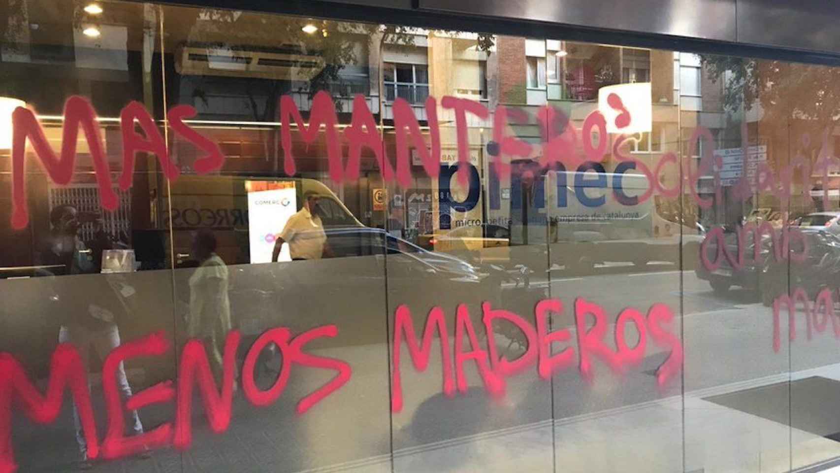 Pintadas en la fachada principal de PIMEC