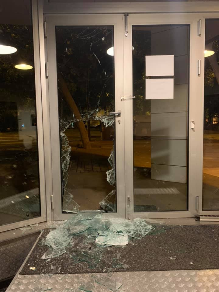 Así ha quedado la puerta del local tras el asalto en la Barceloneta / I.S.