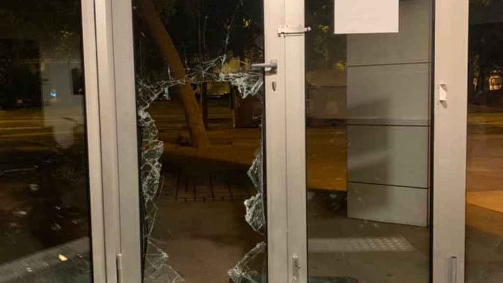 Así ha quedado la puerta del local tras el asalto en la Barceloneta / I.S.