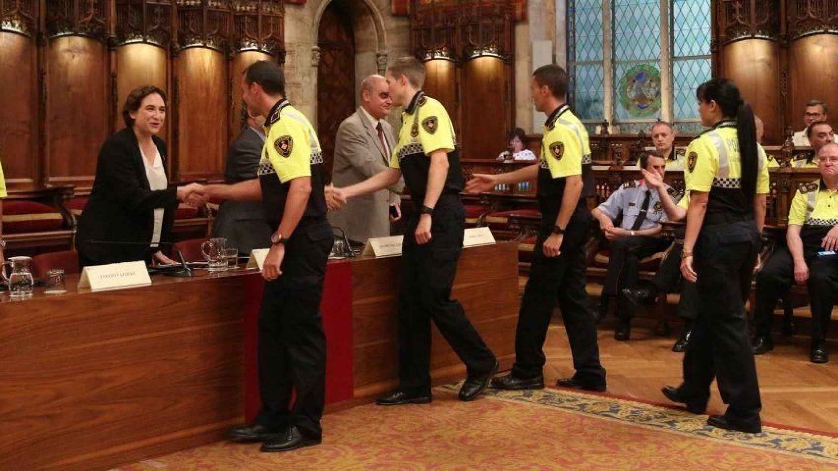 Agentes de la Guardia Urbana con Colau en el Ayuntamiento / AJ BCN