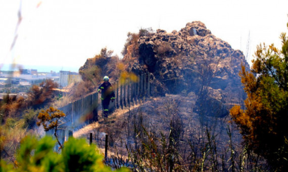 Bomberos de Barcelona trabajando en la extinción del fuego en Montjuïc