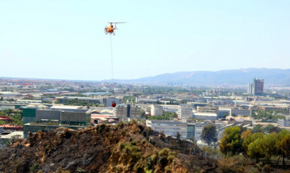 Un helicóptero trabajando en la extinción del fuego / ACN