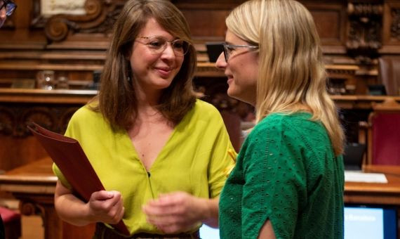 Janet Sanz (BComú) y Elsa Artadi (JxCat) en el pleno municipal / EFE