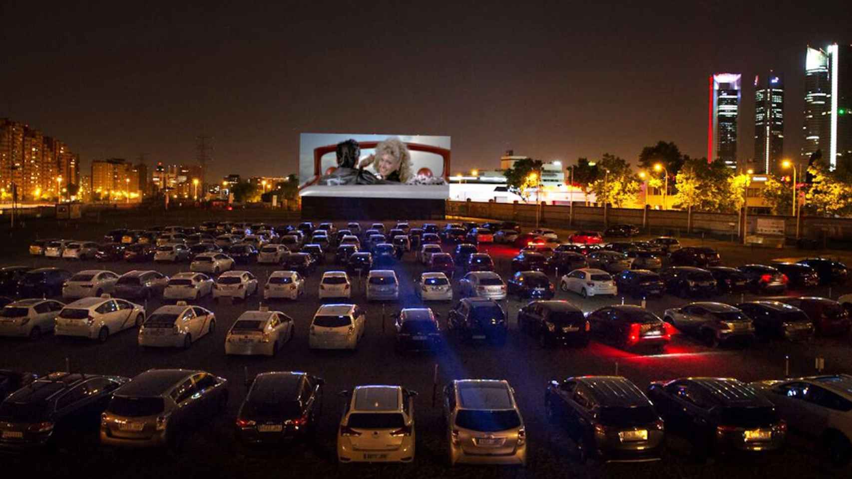 Proyección de la película 'Grease' en el autocine de Madrid