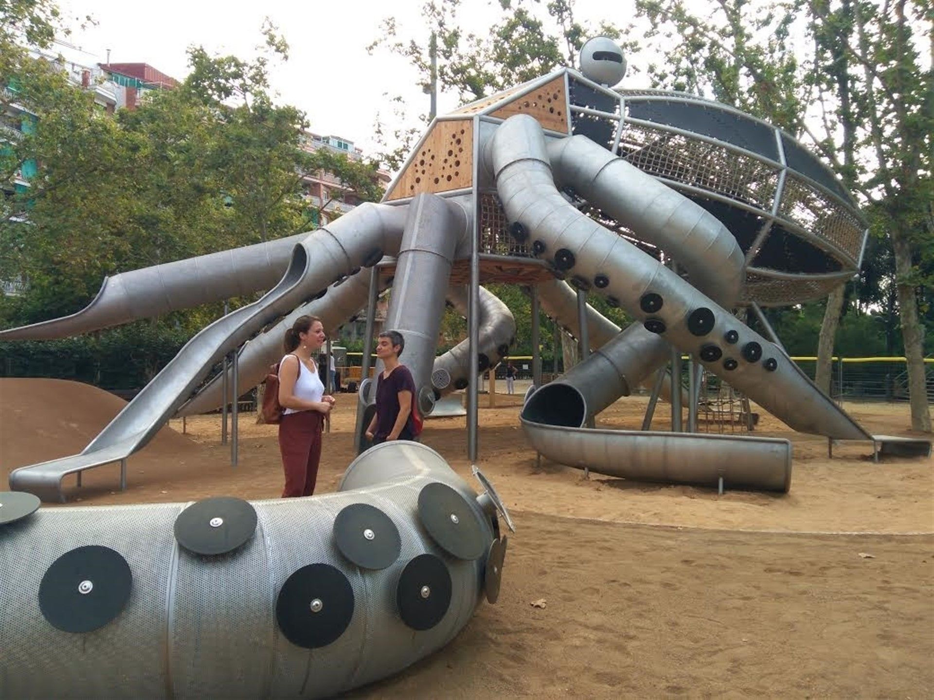 Imagen del pulpo gigante con Janet Sanz y Lucía Martín / EUROPA PRESS