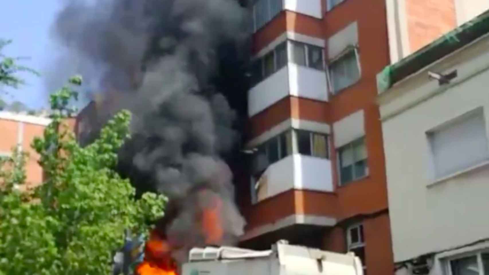 Camión de recogida de basura incendiado / @BERNATTI