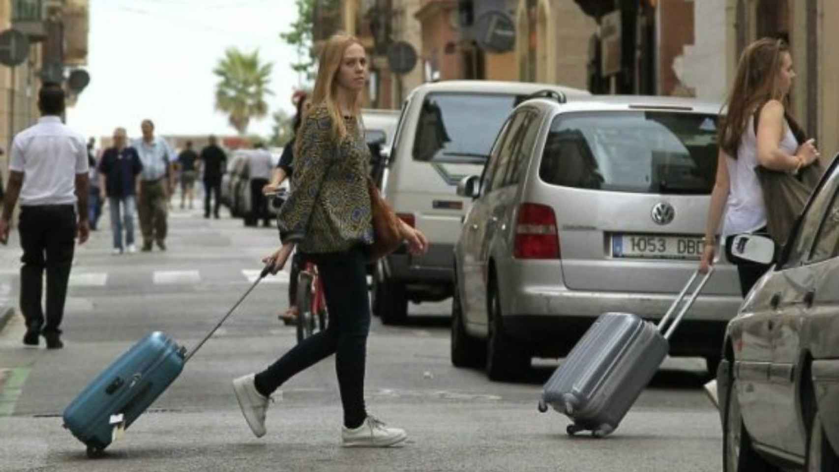 Turistas llegando a un alojamiento en la Barceloneta / EFE