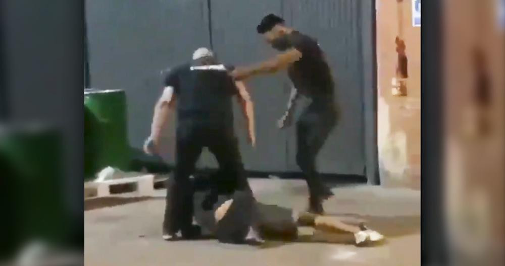 Imagen de la agresión que ha provocado la suspensión de un portero de la discoteca Waka Sabadell / CG