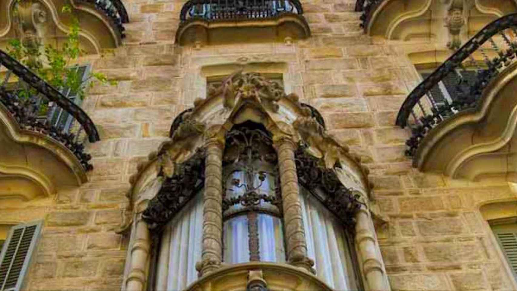 Fachada de Casa Calvet / PORTAL GAUDI