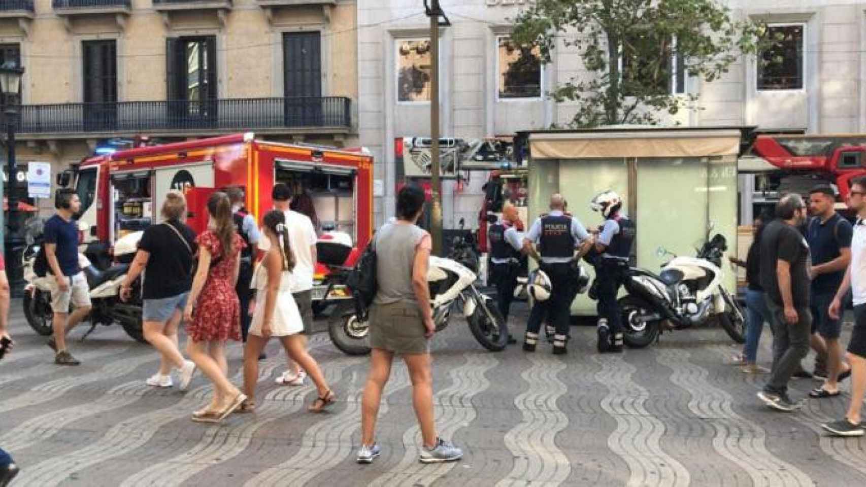 Una dotación de los Bomberos junto a varios agentes policiales en Las Ramblas / CG