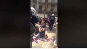 Agentes de la Guardia Urbana en La Rambla reduciendo a un mantero