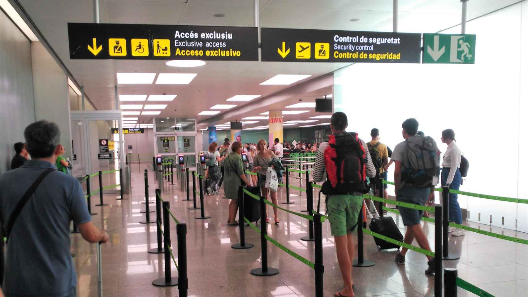 Poca afluencia de gente en la cola de acceso a los filtros de seguridad del Aeropuerto de Barcelona / EP