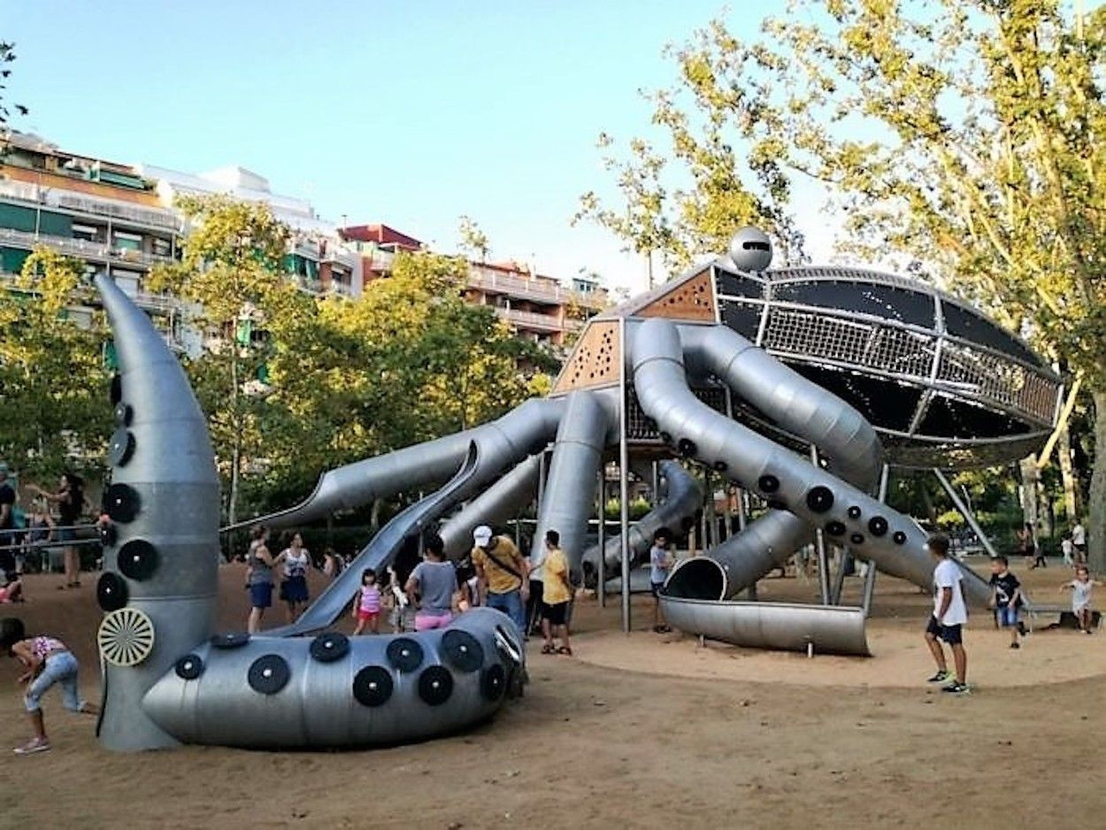 Niños en el parque del 'pulpo' ubicado en la Pegaso / EP