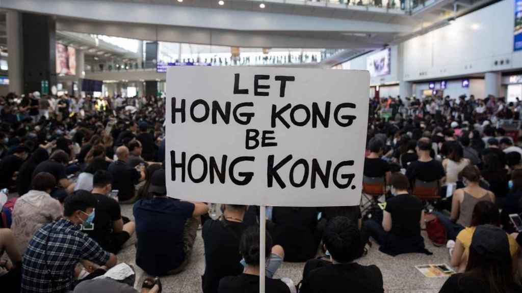 Imagen de una pancarta en el Aeropuerto de Hong Kong durante las protestas / EFE