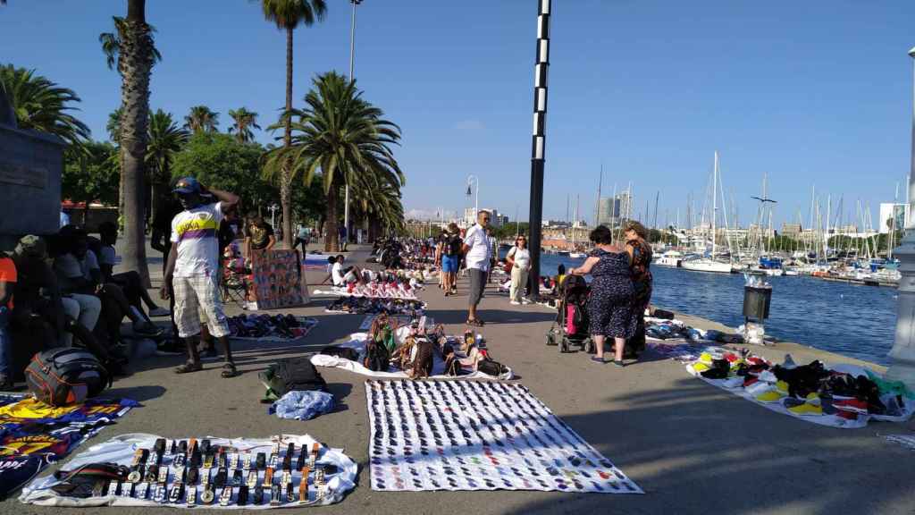 Manteros vendiendo en el paseo cerca del Port Vell de Barcelona / P. B.