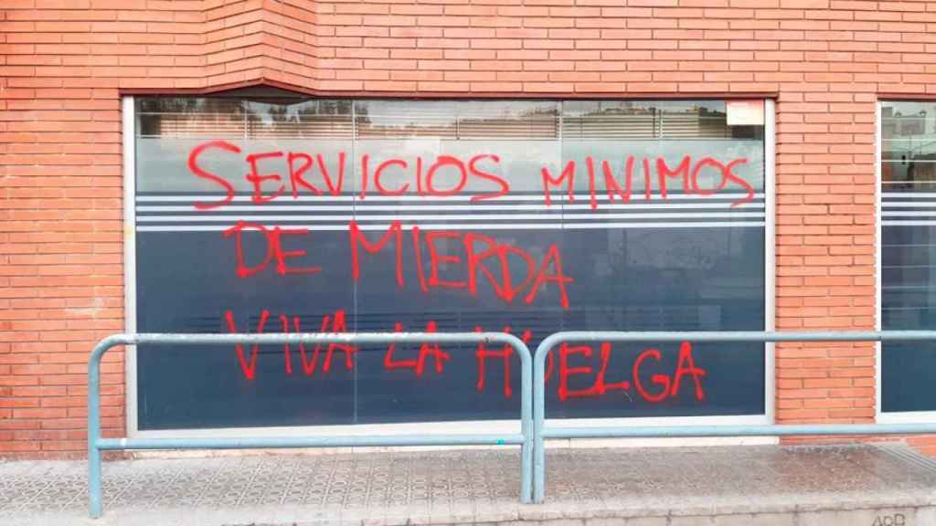 Sede en Barcelona de la compañía Trablisa con pintadas en la puerta / CR