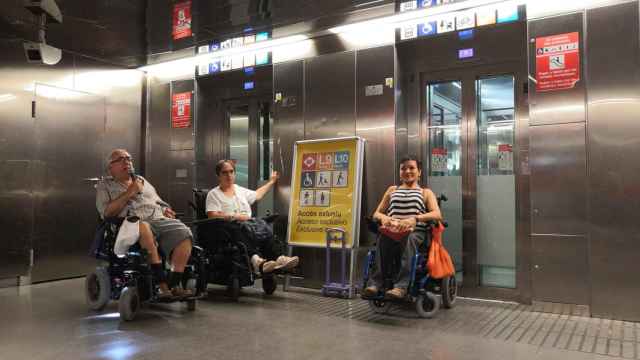 Personas con movilidad reducida en el metro de Barcelona / EUROPA PRESS