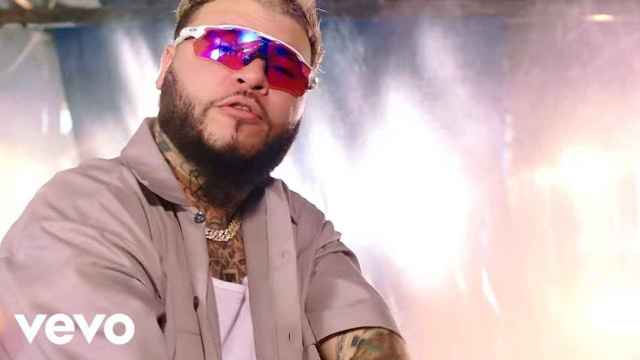 Farruko, el reggaetonero al que se le levanta el peluquín en pleno concierto, en un videoclip / VEVO