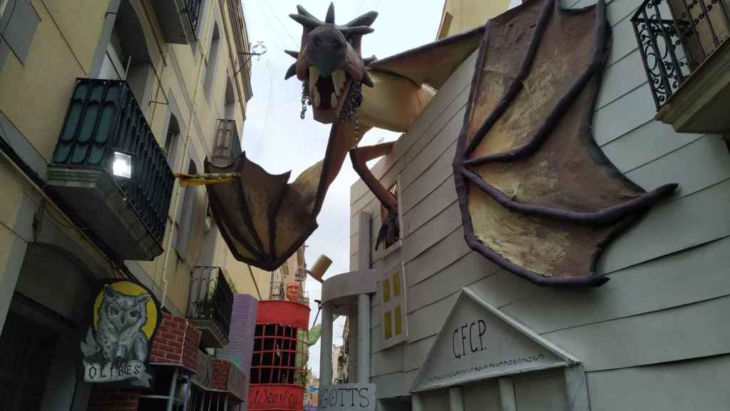 Un dragón en la calle Progrés con el universo de Harry Potter de fondo / P. B.