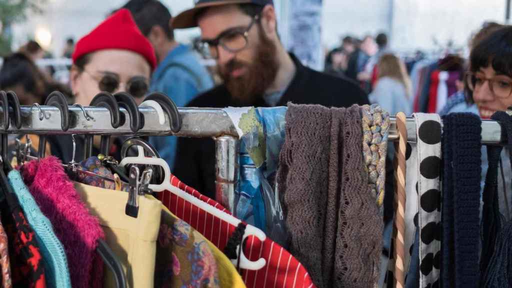 Dos personas comprando en un mercadillo con todo a cinco euros