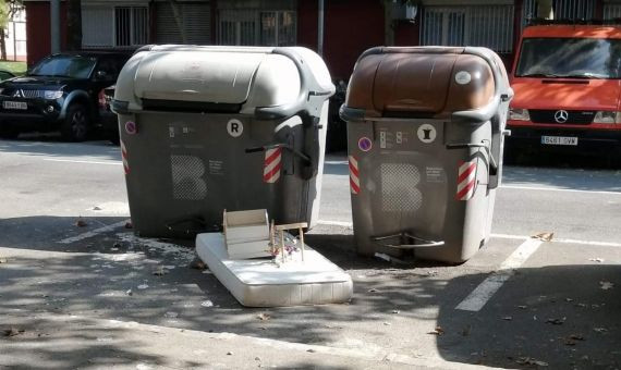 Contenedores llenos de basura que provoca la insalubridad del Besòs / T.C