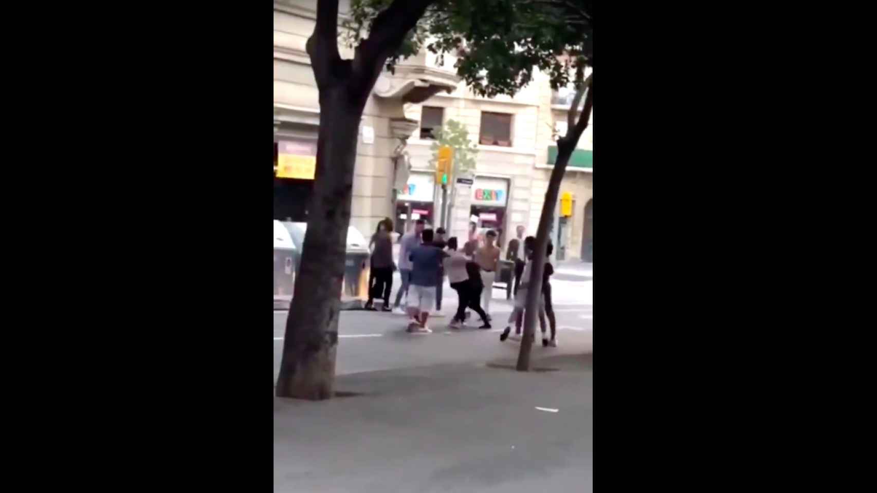 Captura de pantalla del vídeo en el que se puede ver la batalla campal en Sarrià-Sant Gervasi / HELPERS