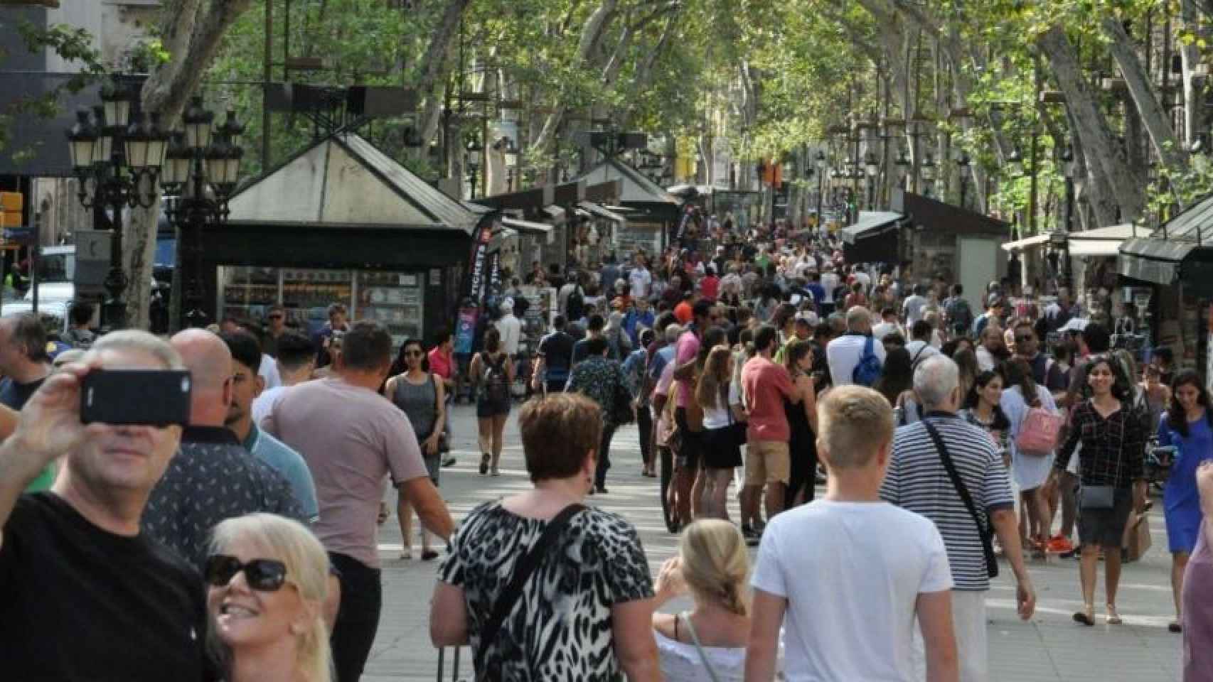 Personas paseando por La Rambla de Barcelona / M.S.