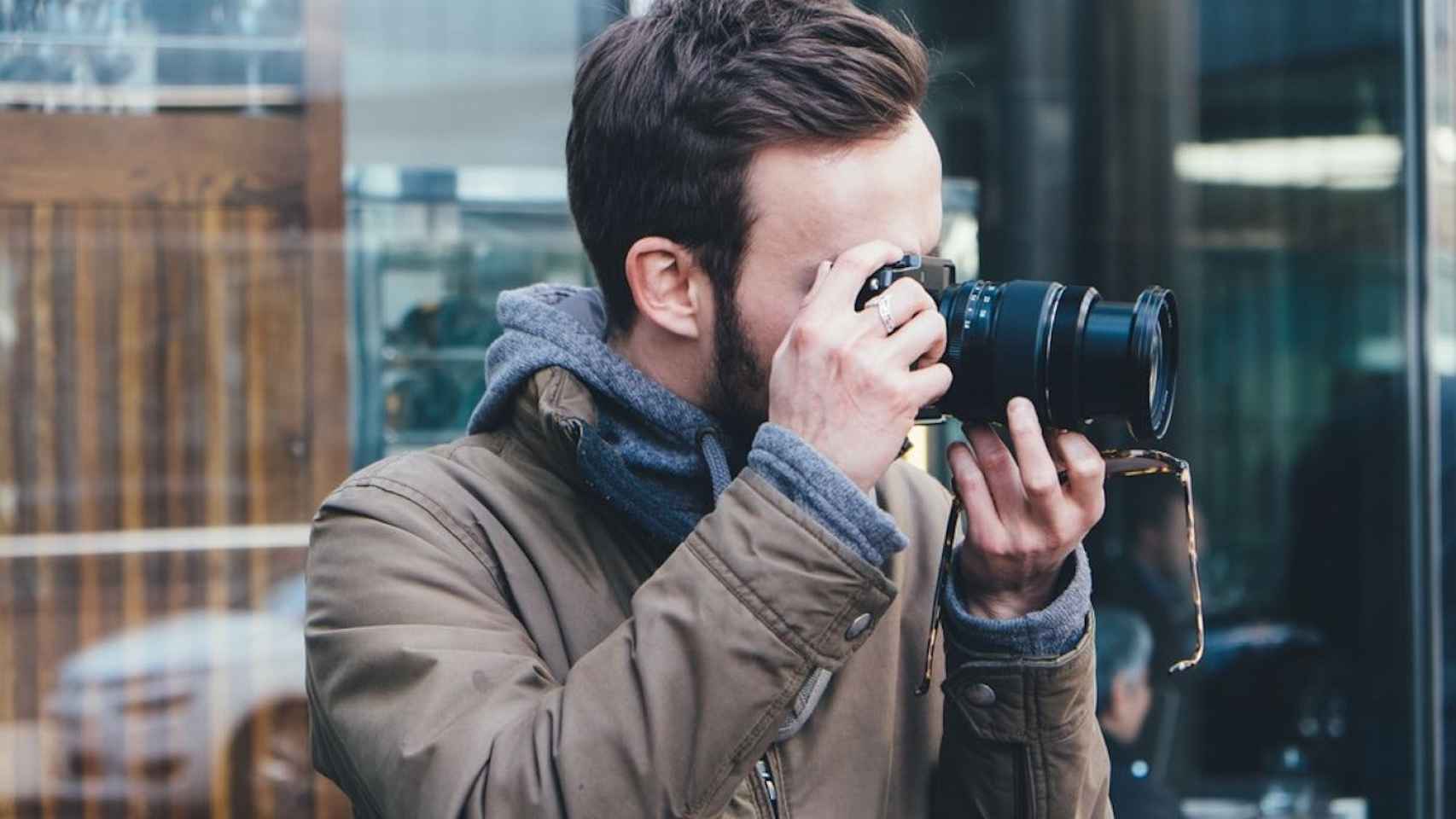 Hombre enamorado de la cultura y la fotografía en la calle Séneca