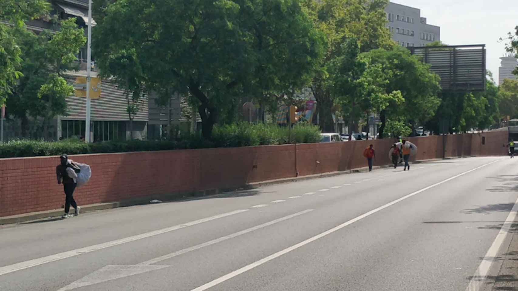 Un grupo de manteros escapa por la Ronda Litoral / TWITTER @AlbertFigueras5