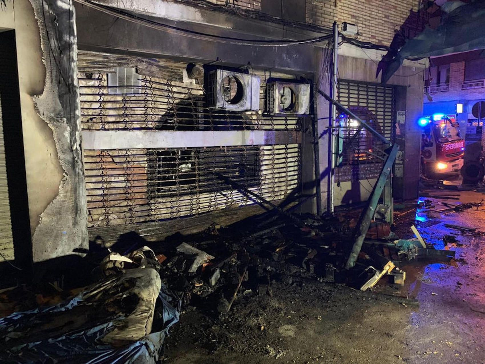 Decorado de la calle Llibertat incenciado tras el acto vandálico en las fiestas de Gràcia