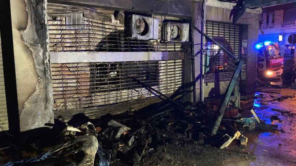 Decorado de la calle Llibertat incenciado tras un acto vandálico en las Fiestas de Gràcia