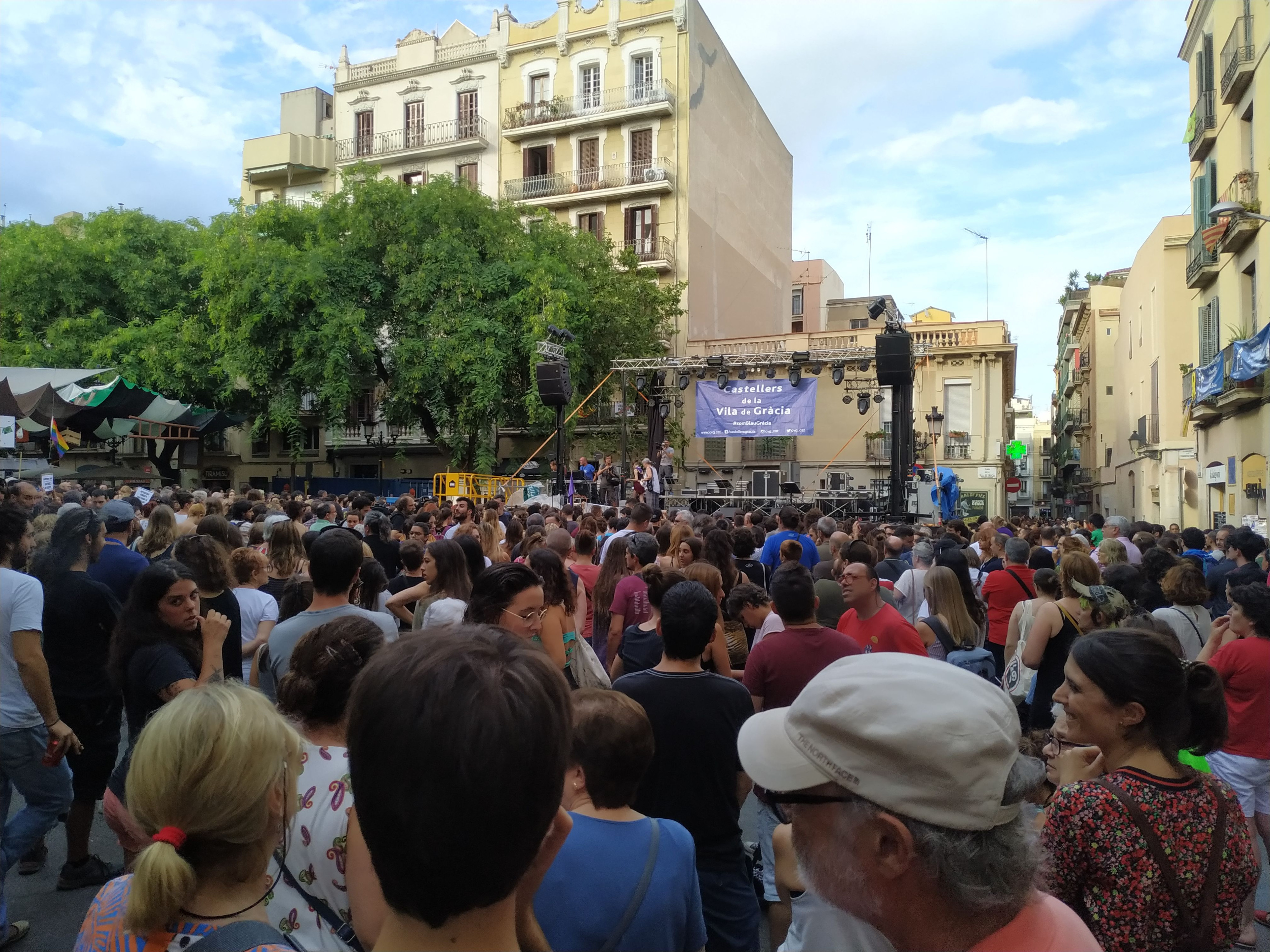 Cientos de personas protestan en Gràcia contra la violación de una joven