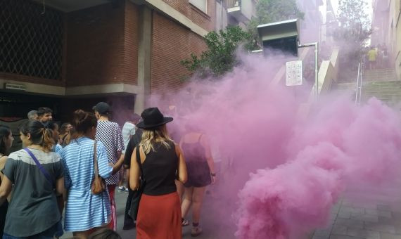 Botes de humo violetas durante la manifestación en contra de la violación / PB