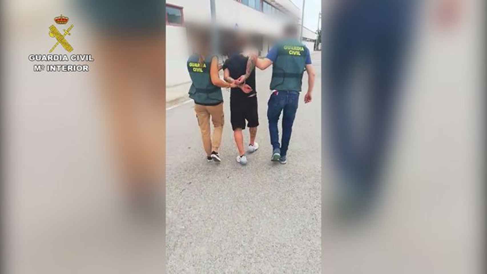 Imagen de la Guardia Civil deteniendo al delincuente buscado en Italia / GUARDIA CIVIL